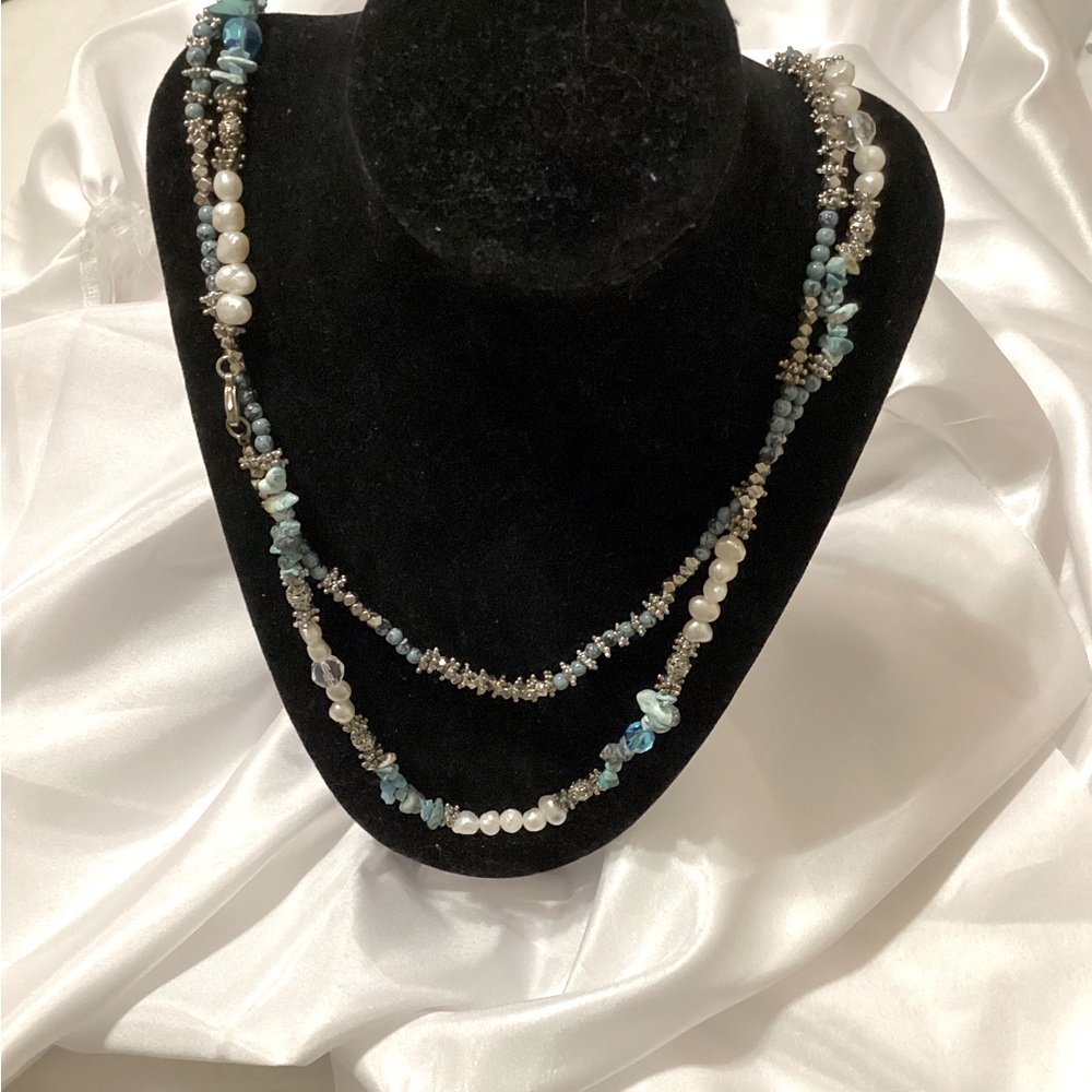 Turquoise single strand estate necklace EUC I doubled the necklace. Length 27”